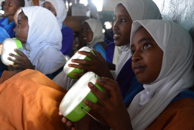 Niñas con linternas solares. Niñas con linternas solares.